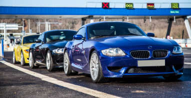Luxuslimousine und Sportwagen auf der Straße – Autoexport aus Marl Luxuslimousine und Sportwagen auf der Straße – Autoexport aus Marl